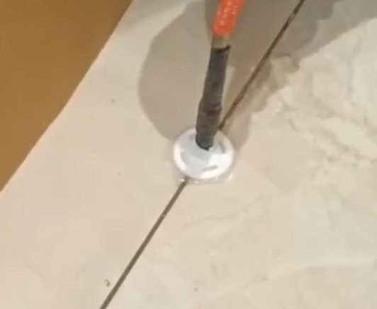 徐汇瓷砖空鼓维修公司专业解答瓷砖在铺贴过程中，如果没有涂抹均匀到位的粘结材料（如水泥砂浆或瓷砖胶），可能会导致以下问题